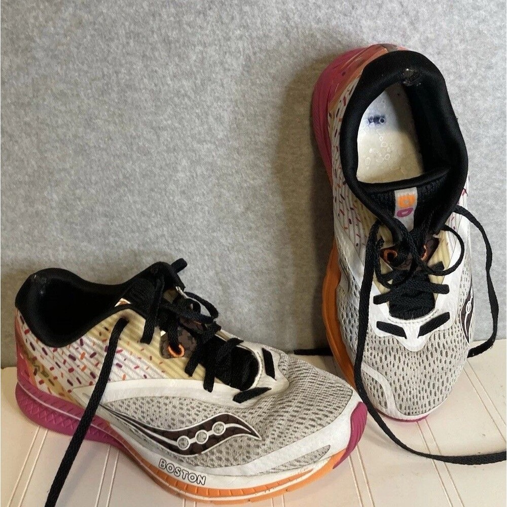 Saucony Sz 6.5 W Limited Ed Dunkin Doughnuts Kinarva Running Shoe 2018